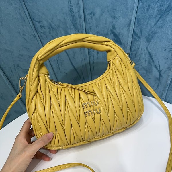 미우미우 완더 마테라쎄 나파 가죽 호보 미디움 백  / 옐로우 [330만원대]