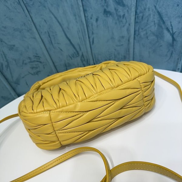 미우미우 완더 마테라쎄 나파 가죽 호보 미디움 백  / 옐로우 [330만원대]