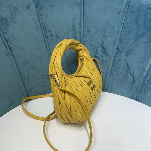 미우미우 완더 마테라쎄 나파 가죽 호보 미디움 백  / 옐로우 [330만원대]