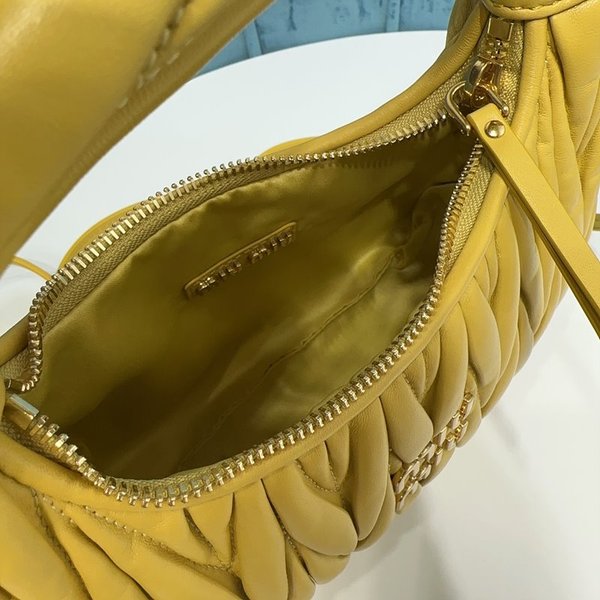 미우미우 완더 마테라쎄 나파 가죽 호보 미디움 백  / 옐로우 [330만원대]