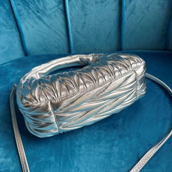 미우미우 완더 마테라쎄 나파 가죽 호보 미디움 백  / 실버 [330만원대]