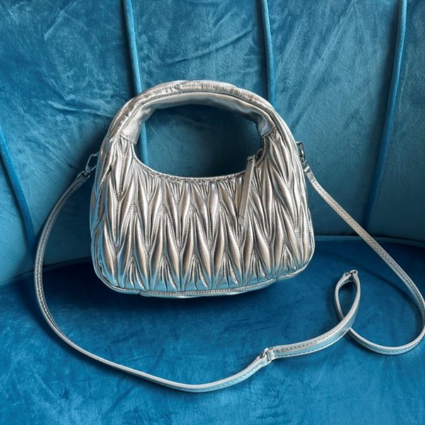 미우미우 완더 마테라쎄 나파 가죽 호보 미디움 백  / 실버 [330만원대]