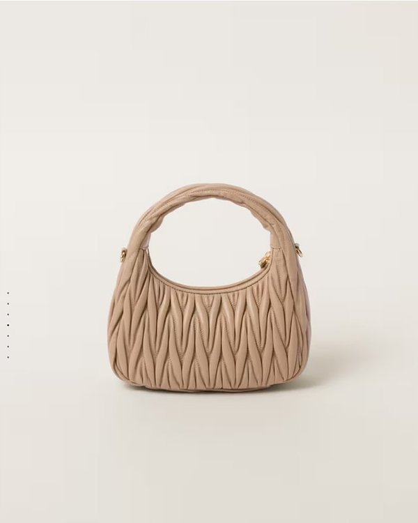 미우미우 완더 마테라쎄 나파 가죽 호보 미디움 백  / 샌드 베이지 [330만원대]