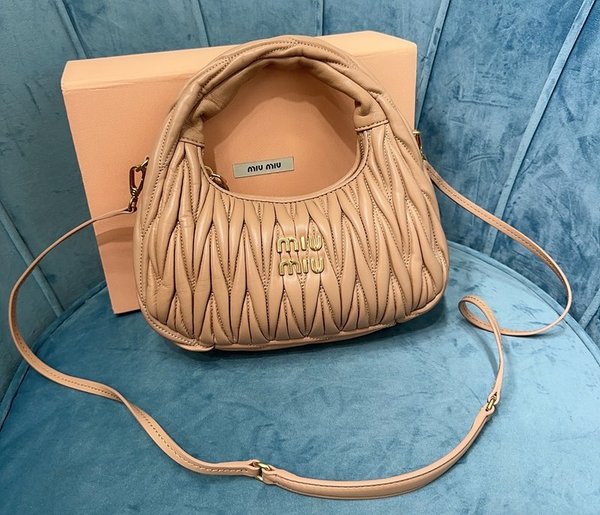 미우미우 완더 마테라쎄 나파 가죽 호보 미디움 백  / 샌드 베이지 [330만원대]