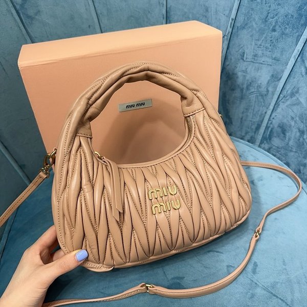 미우미우 완더 마테라쎄 나파 가죽 호보 미디움 백  / 샌드 베이지 [330만원대]