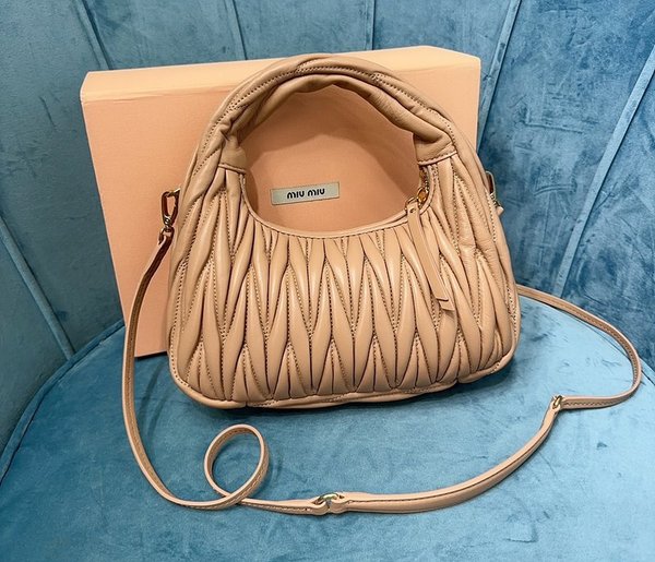 미우미우 완더 마테라쎄 나파 가죽 호보 미디움 백  / 샌드 베이지 [330만원대]