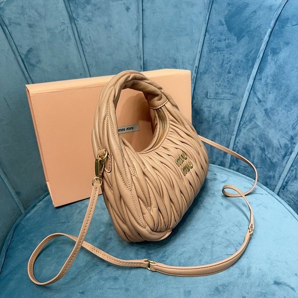미우미우 완더 마테라쎄 나파 가죽 호보 미디움 백  / 샌드 베이지 [330만원대]