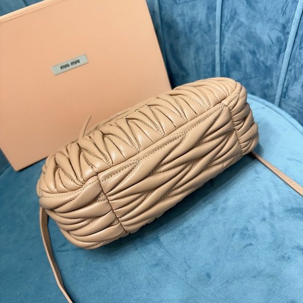 미우미우 완더 마테라쎄 나파 가죽 호보 미디움 백  / 샌드 베이지 [330만원대]