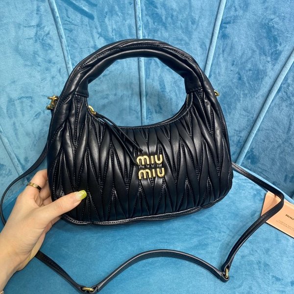 미우미우 완더 마테라쎄 나파 가죽 호보 미디움 백  / 블랙 [330만원대]