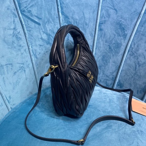 미우미우 완더 마테라쎄 나파 가죽 호보 미디움 백  / 블랙 [330만원대]