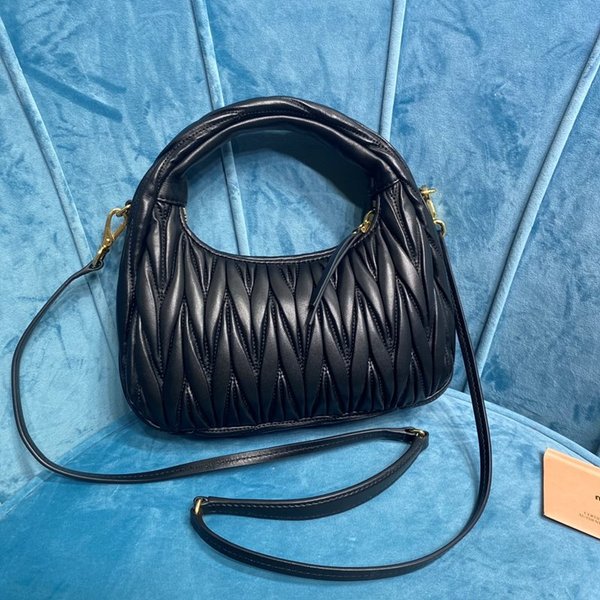 미우미우 완더 마테라쎄 나파 가죽 호보 미디움 백  / 블랙 [330만원대]