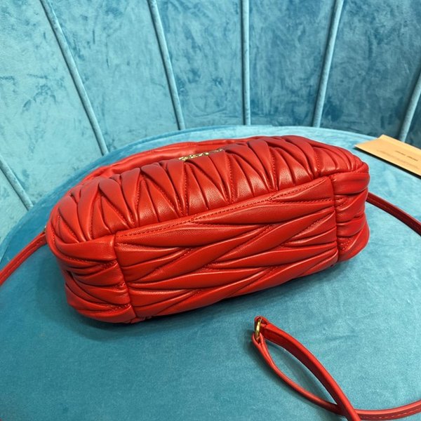 미우미우 완더 마테라쎄 나파 가죽 호보 미디움 백  / 레드 [330만원대]