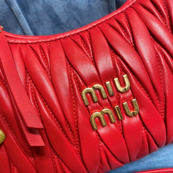 미우미우 완더 마테라쎄 나파 가죽 호보 미디움 백  / 레드 [330만원대]