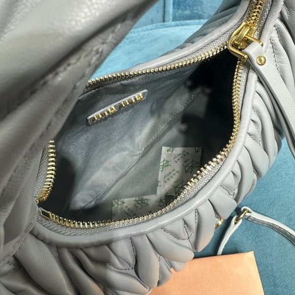 미우미우 완더 마테라쎄 나파 가죽 호보 미디움 백  / 그레이 [330만원대]