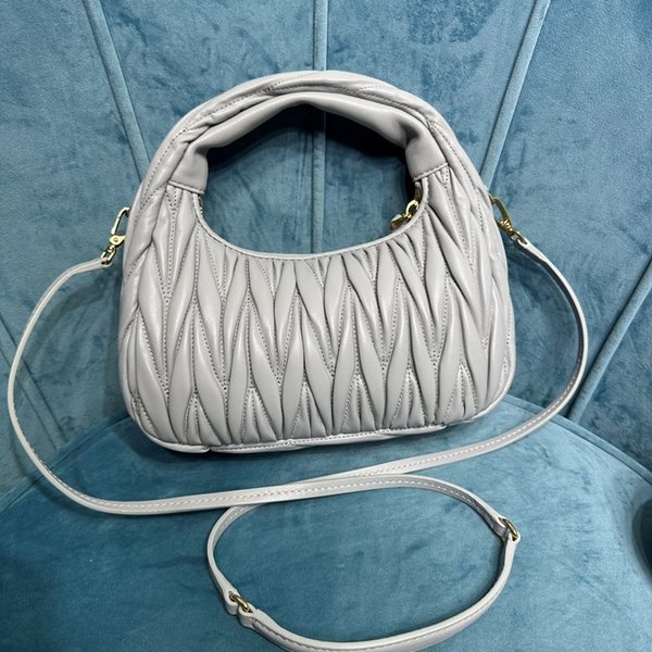 미우미우 완더 마테라쎄 나파 가죽 호보 미디움 백  / 그레이 [330만원대]