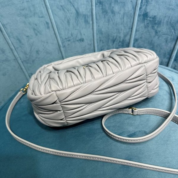 미우미우 완더 마테라쎄 나파 가죽 호보 미디움 백  / 그레이 [330만원대]