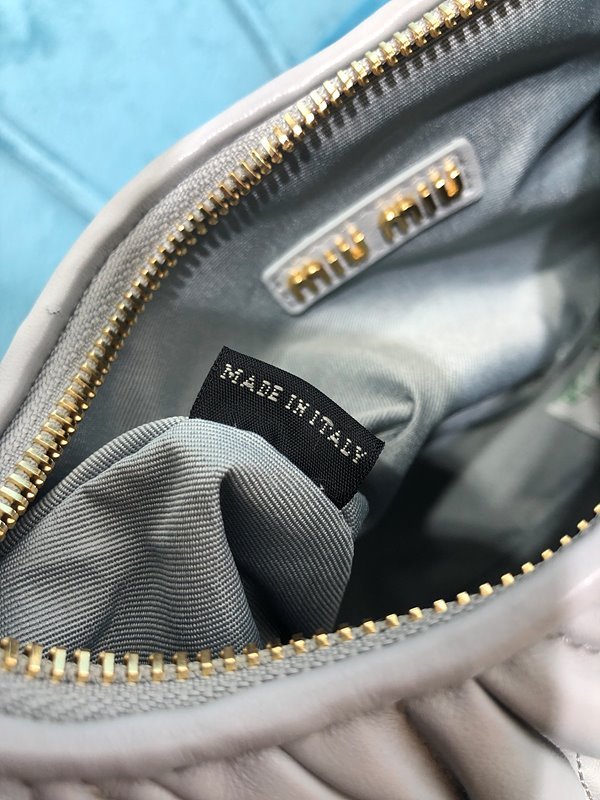 미우미우 완더 마테라쎄 나파 가죽 호보 미디움 백  / 그레이 [330만원대]