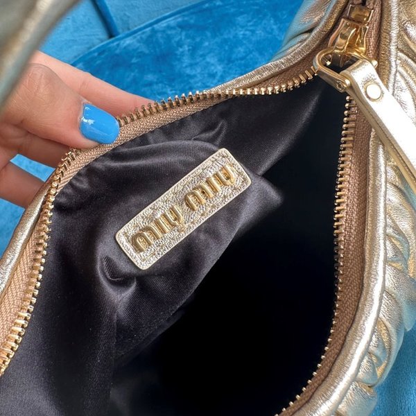 미우미우 완더 마테라쎄 나파 가죽 호보 미디움 백  / 골드 [330만원대]