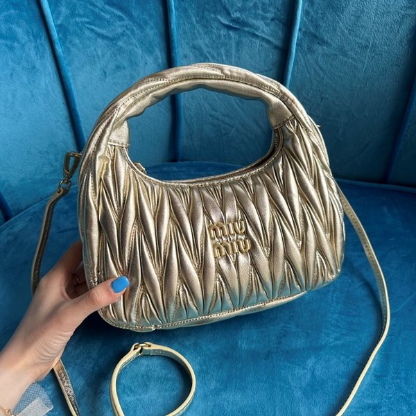 미우미우 완더 마테라쎄 나파 가죽 호보 미디움 백  / 골드 [330만원대]