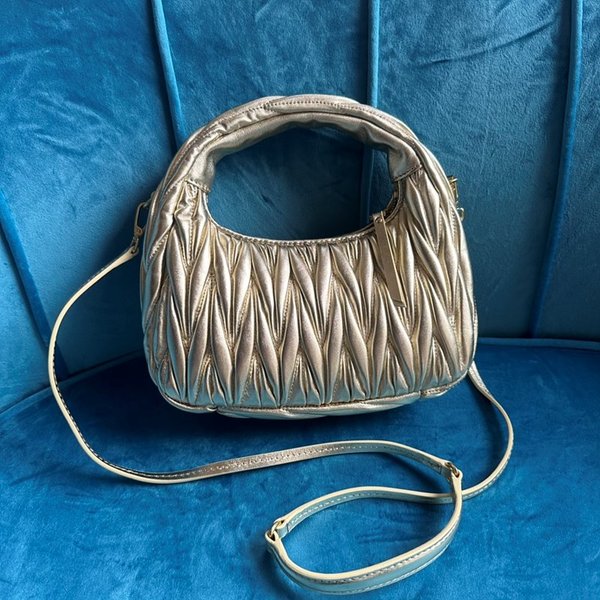 미우미우 완더 마테라쎄 나파 가죽 호보 미디움 백  / 골드 [330만원대]