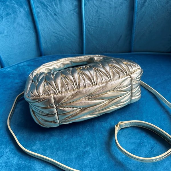 미우미우 완더 마테라쎄 나파 가죽 호보 미디움 백  / 골드 [330만원대]