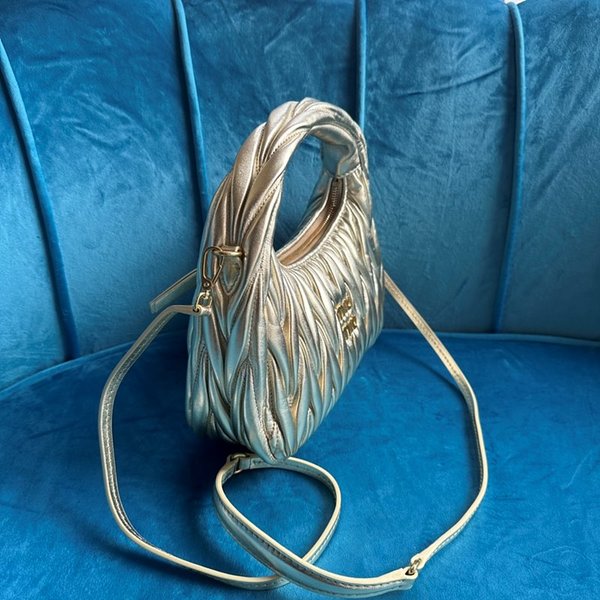 미우미우 완더 마테라쎄 나파 가죽 호보 미디움 백  / 골드 [330만원대]