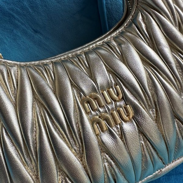 미우미우 완더 마테라쎄 나파 가죽 호보 미디움 백  / 골드 [330만원대]