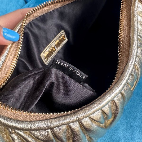 미우미우 완더 마테라쎄 나파 가죽 호보 미디움 백  / 골드 [330만원대]