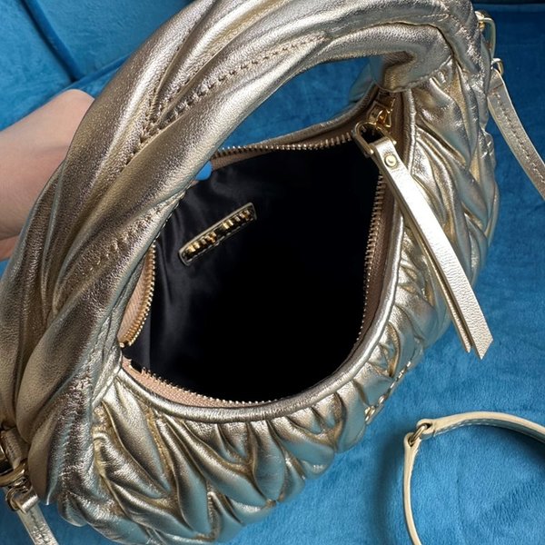 미우미우 완더 마테라쎄 나파 가죽 호보 미디움 백  / 골드 [330만원대]