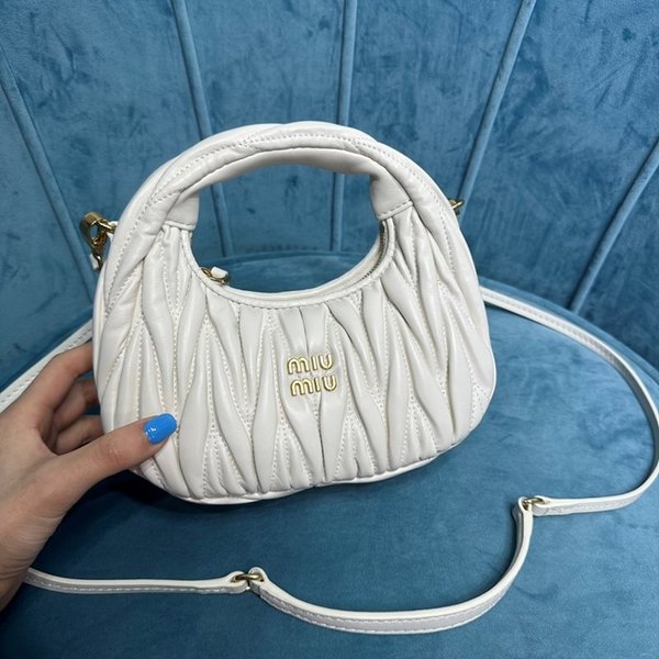 미우미우 완더 마테라쎄 나파 가죽 호보 미니 백 / 화이트 [매장가260만]