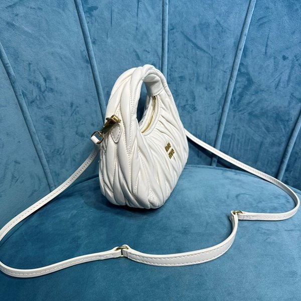 미우미우 완더 마테라쎄 나파 가죽 호보 미니 백 / 화이트 [매장가260만]