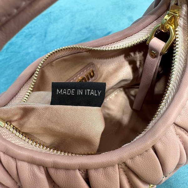 미우미우 완더 마테라쎄 나파 가죽 호보 미니 백 / 핑크 [매장가260만]