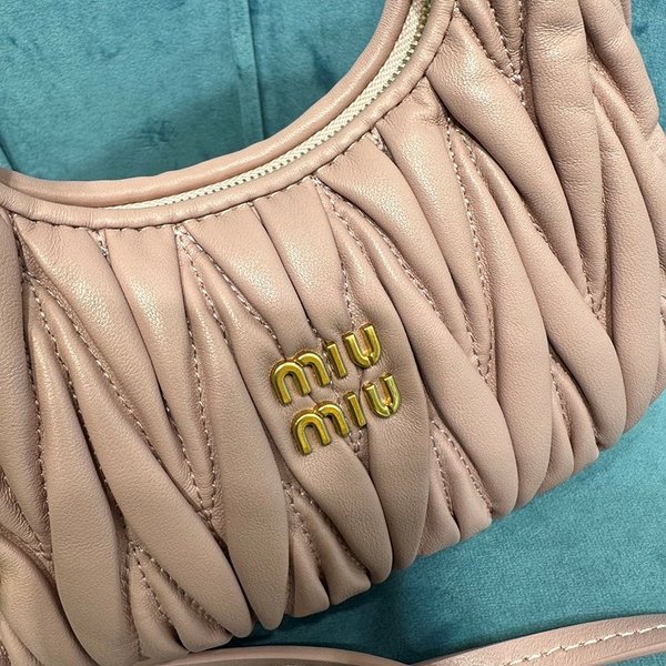 미우미우 완더 마테라쎄 나파 가죽 호보 미니 백 / 핑크 [매장가260만]