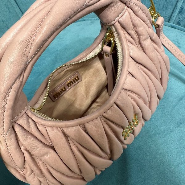 미우미우 완더 마테라쎄 나파 가죽 호보 미니 백 / 핑크 [매장가260만]