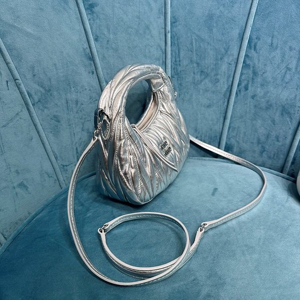 미우미우 완더 마테라쎄 나파 가죽 호보 미니 백 / 실버 [매장가260만]