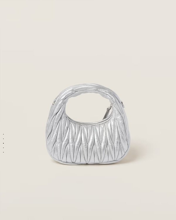 미우미우 완더 마테라쎄 나파 가죽 호보 미니 백 / 실버 [매장가260만]