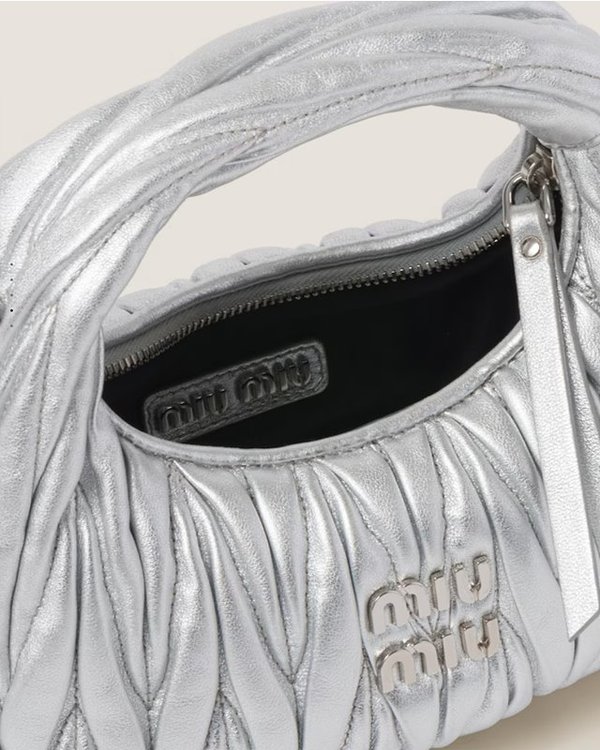 미우미우 완더 마테라쎄 나파 가죽 호보 미니 백 / 실버 [매장가260만]