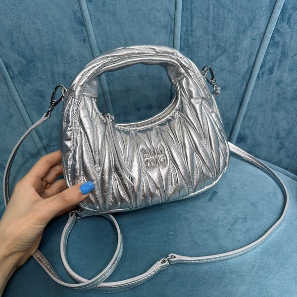 미우미우 완더 마테라쎄 나파 가죽 호보 미니 백 / 실버 [매장가260만]