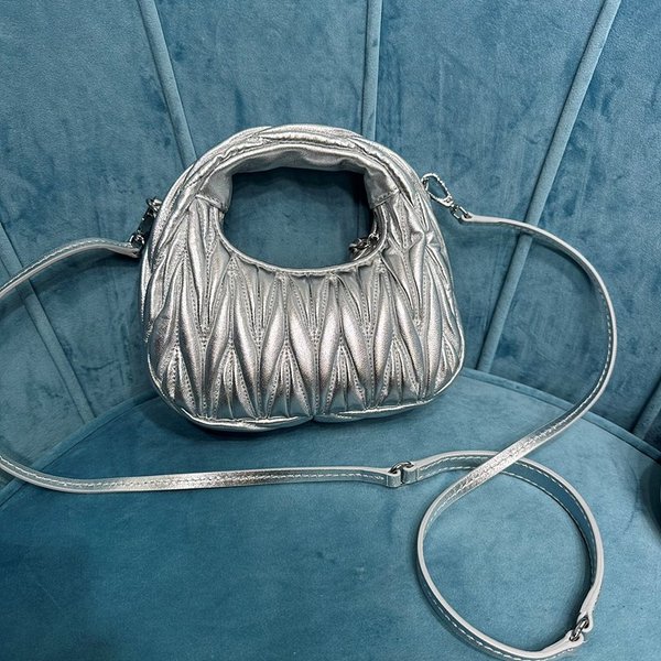 미우미우 완더 마테라쎄 나파 가죽 호보 미니 백 / 실버 [매장가260만]