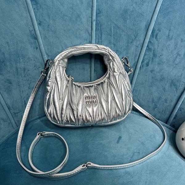 미우미우 완더 마테라쎄 나파 가죽 호보 미니 백 / 실버 [매장가260만]