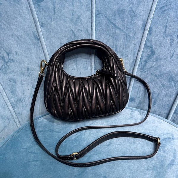 미우미우 완더 마테라쎄 나파 가죽 호보 미니 백 / 블랙 [매장가260만]