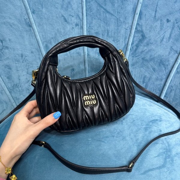 미우미우 완더 마테라쎄 나파 가죽 호보 미니 백 / 블랙 [매장가260만]