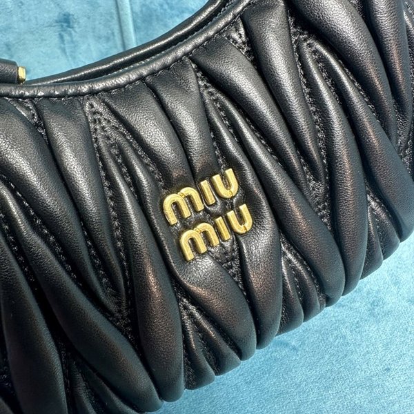 미우미우 완더 마테라쎄 나파 가죽 호보 미니 백 / 블랙 [매장가260만]