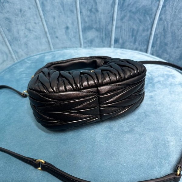 미우미우 완더 마테라쎄 나파 가죽 호보 미니 백 / 블랙 [매장가260만]