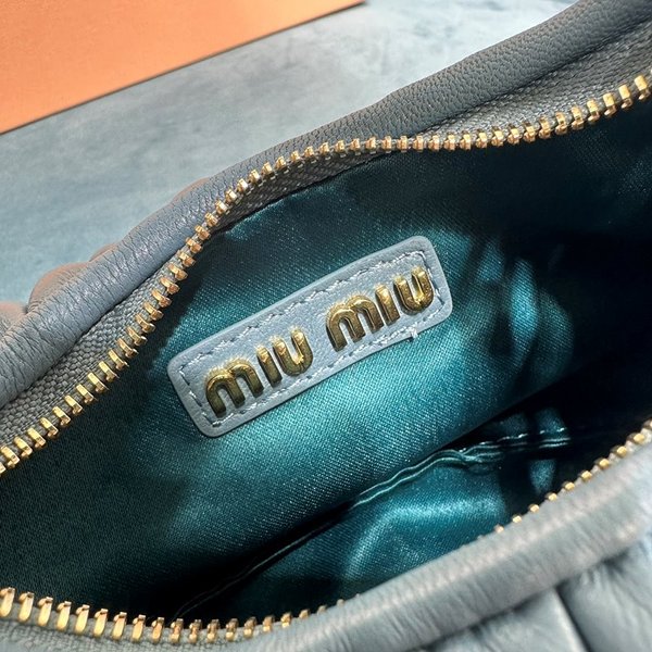 미우미우 완더 마테라쎄 나파 가죽 호보 미니 백 / 민트 [매장가260만]