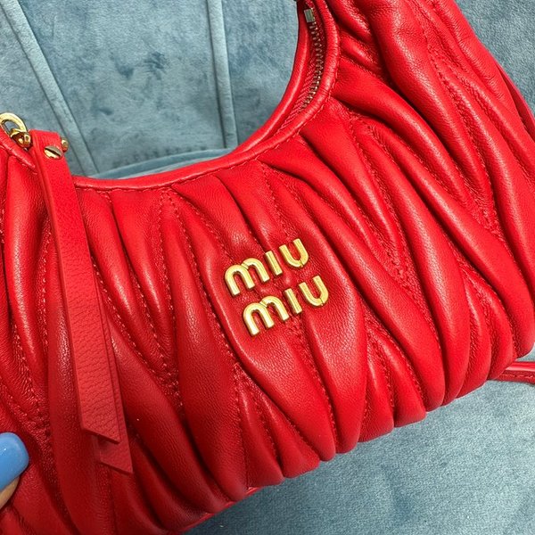 미우미우 완더 마테라쎄 나파 가죽 호보 미니 백 / 레드 [매장가260만]