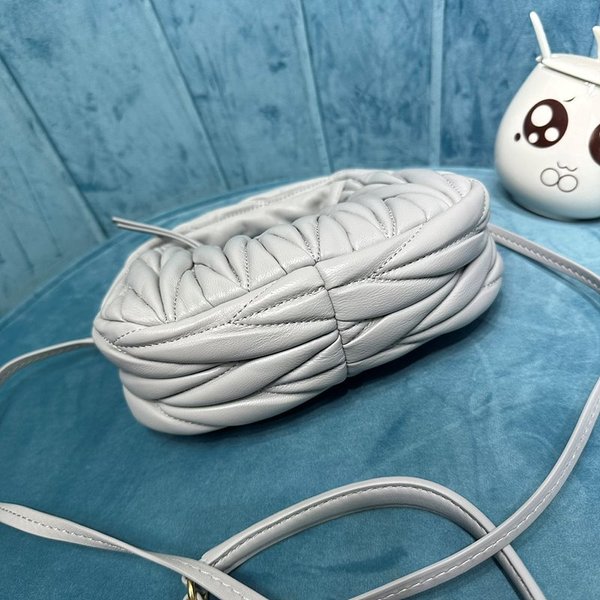 미우미우 완더 마테라쎄 나파 가죽 호보 미니 백 / 그레이 [매장가260만]