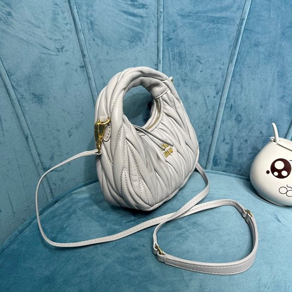 미우미우 완더 마테라쎄 나파 가죽 호보 미니 백 / 그레이 [매장가260만]