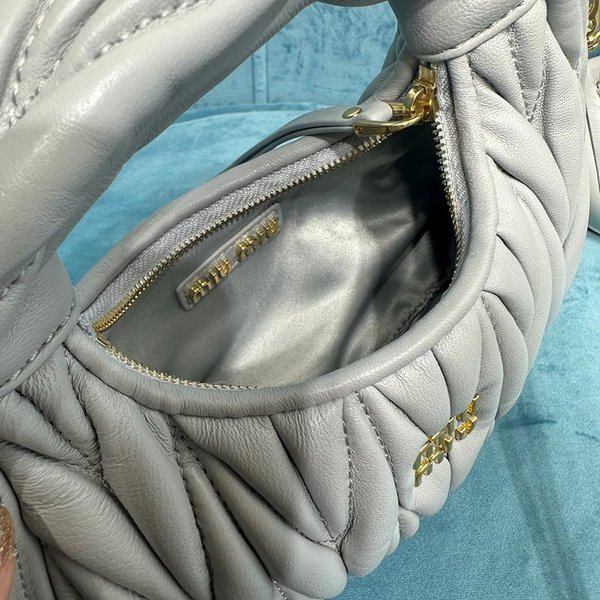 미우미우 완더 마테라쎄 나파 가죽 호보 미니 백 / 그레이 [매장가260만]