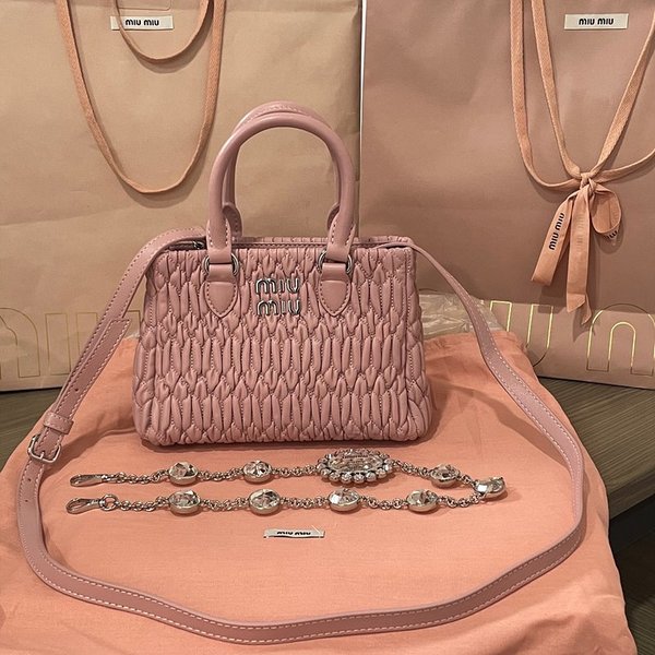 미우미우 마테라쎄 나파 가죽 핸드백 / 핑크 [325만]